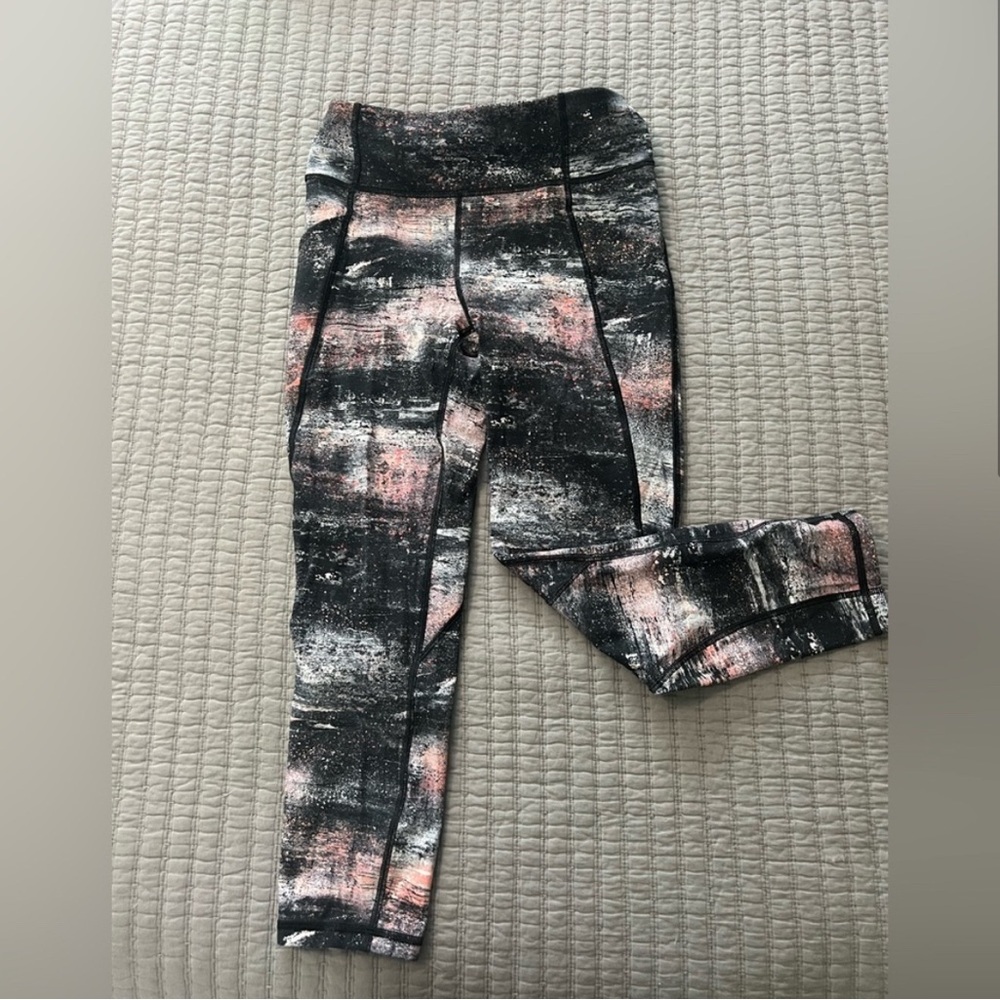 lululemon athletica compression Black and Pink Ankle Cropped Leggings